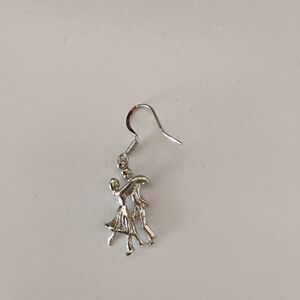 dancing couple charm earring. 💃🏼🕺🏼